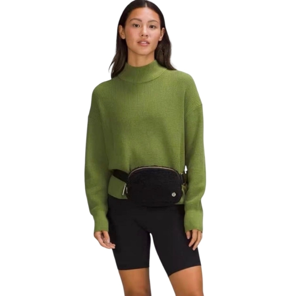 Lululemon Athletica Everywhere Fleece Belt Bag (Black) with Gold Hardware